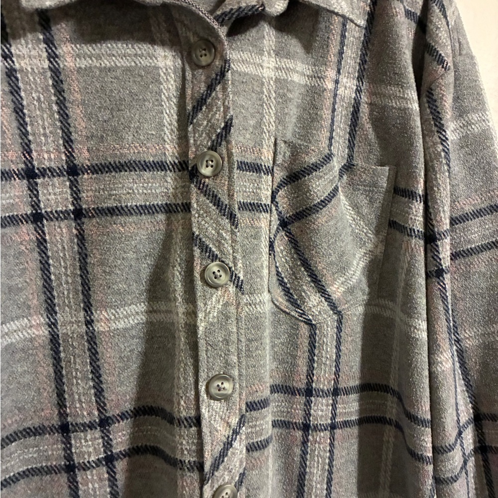 Maurices brand Women’s Gray and Pink lightweight flannel Shirt. Size xl